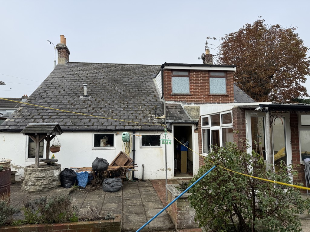 Lot: 58 - FREEHOLD DETACHED COTTAGE FOR INVESTMENT - Rear elevation of cottage